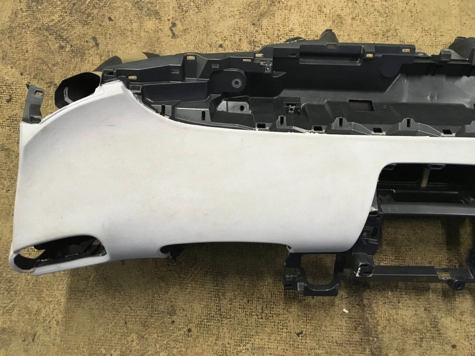 Toyota Prius Prime 2017-2020 tablero de instrumentos cubierta OEM. Foto 2 de 4