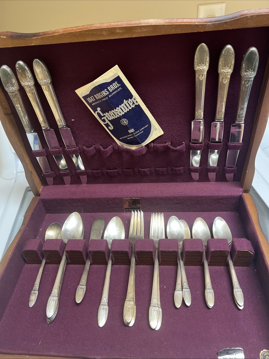 Vintage 26 Piece 1847-1947 Rogers Bros FIRST LOVE Silverware Set