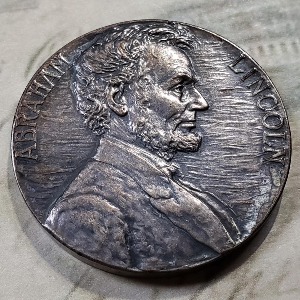 Abraham Lincoln 2 Piece Medal and Cent Set with Vintage US Stamps - Nice! S1 - Image 4 of 4