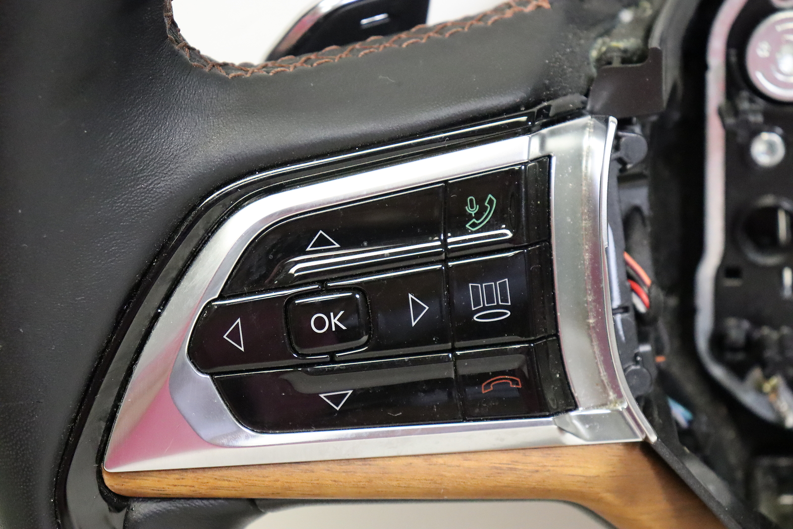 2022 Jeep Grand Cherokee Leather Heated Steering Wheel w/ Paddle