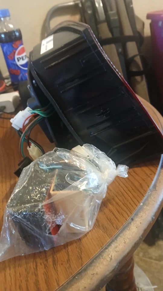 Luz trasera lateral de pasajero BMW para 01 a 03 BMW 323Ci, 325Ci, 328Ci, 330Ci,... Foto 4 de 4