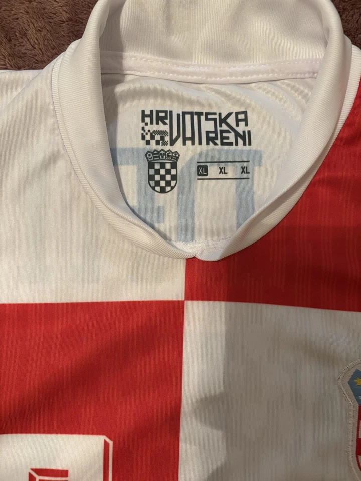 New Luka Modric #10 Croatia 24/25 Men’s L/XL Jersey, Red & White with Signature - Image 3 of 3