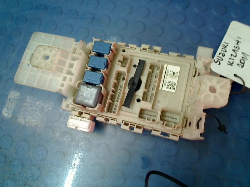 CAJA FUSIBLES CAJA FUSIBLES SUZUKI KIZASHI (FRE/FRF) sedán 2.4 16V 4x4 (J24B) 2011 Foto 2 de 4