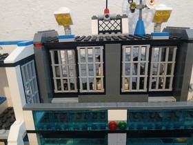 LEGO City: Police Station (7498) Complete Retired Set W/ Instructions