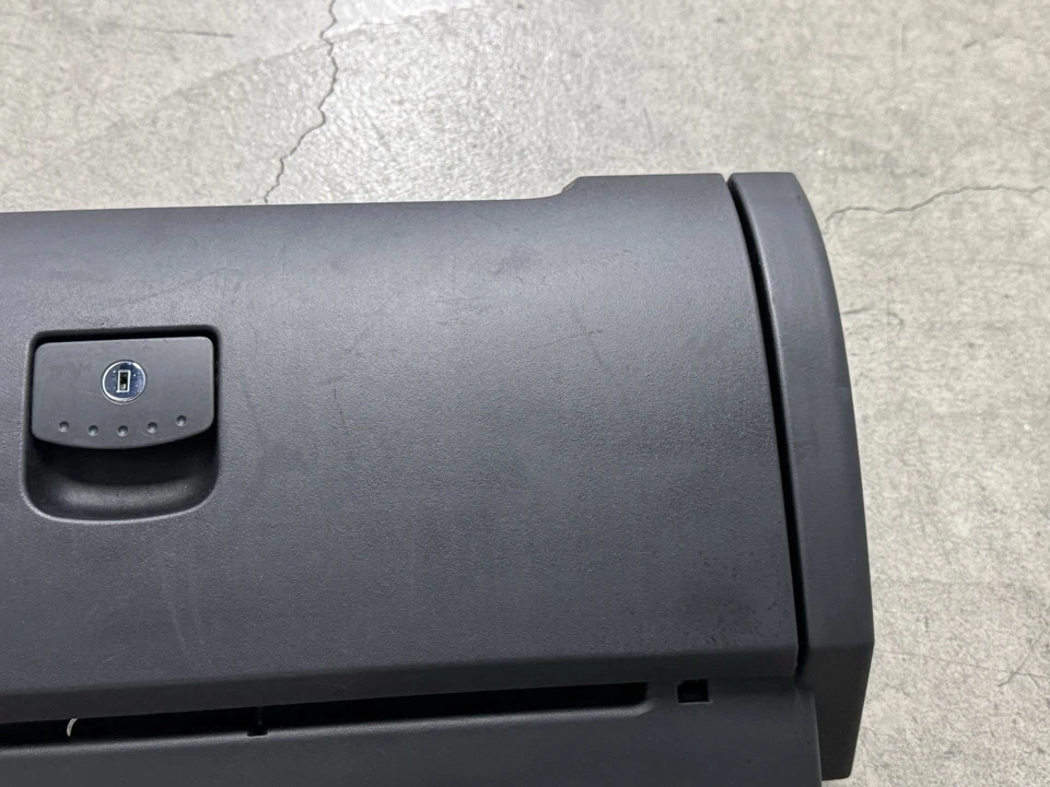 Guantera negra Volkswagen Beetle 1998-2010 fabricante de equipos originales compartimento de almacenamiento con auxiliar Foto 4 de 4