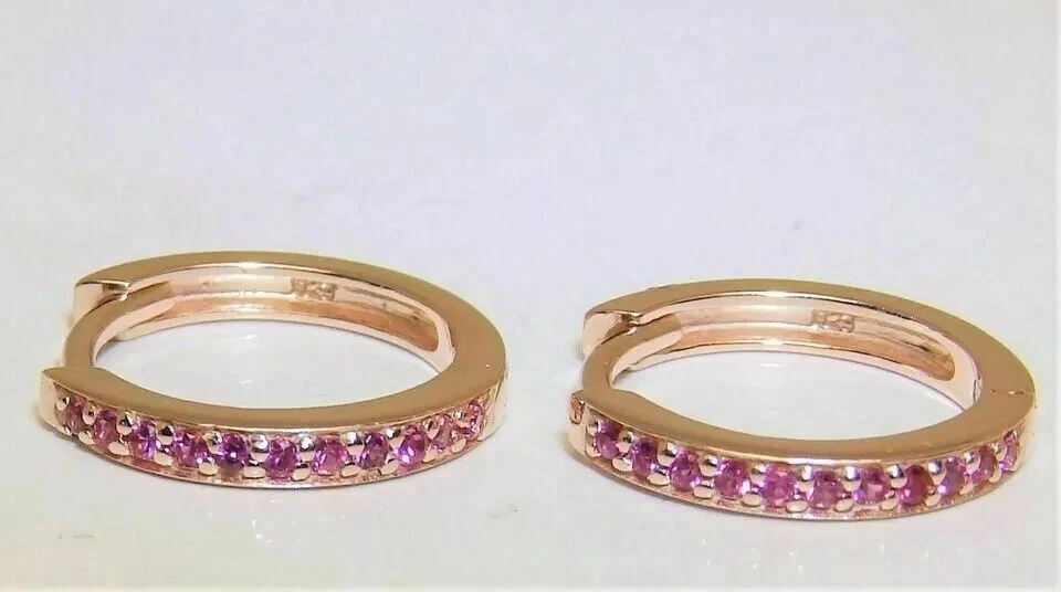 Pendientes de aro Huggie redondos de zafiro rosa de 1 quilate creados en laboratorio chapados en oro rosa de 14 quilates Foto 3 de 4