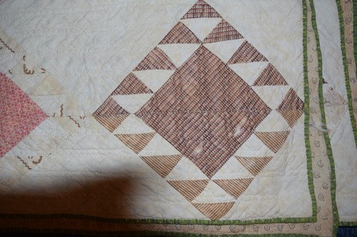 3843 Hübscher, antiker 1860-60er Jahre Sägezahn Quadrat Quilt, handgesteppt, hübscher Stoff - Bild 7 von 23
