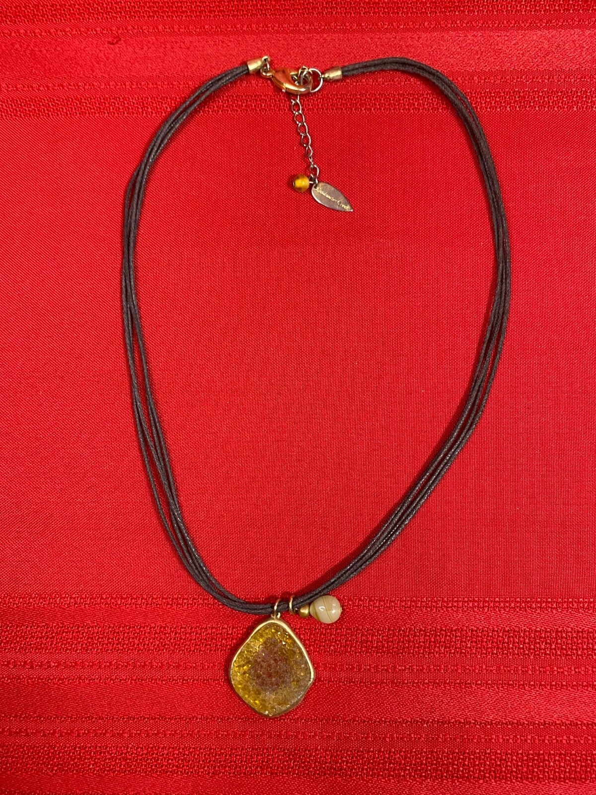 VETEMENTS Collana in corda marrone Coldwa Creek ciondolo druso oro simulato con perline tono oro