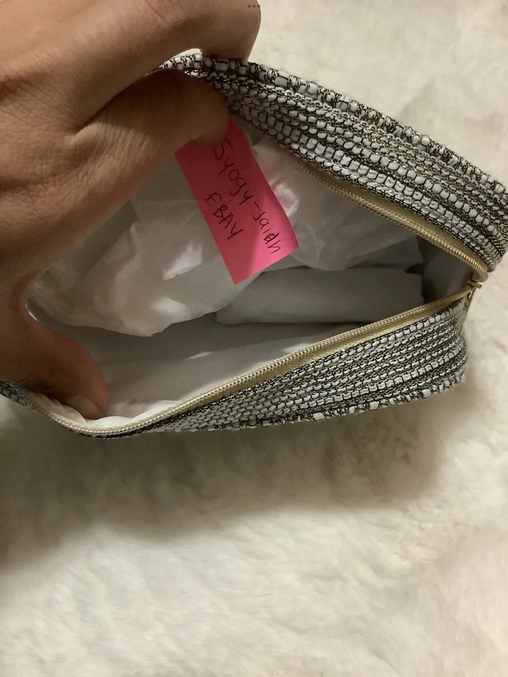 🎁 CHANEL 🎁 Bolsa de Maquillaje 2022 Bolsa de Regalo Gris Dorado Tweed SOLO Bolso sin asas Agotado Foto 3 de 4
