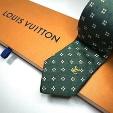 Excellent condition Louis Vuitton tie 100 silk green