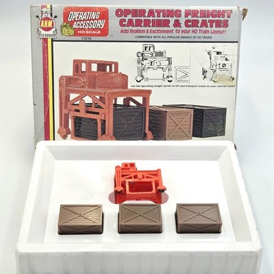 AHM 11010 HO Scale Operating Freight Carrier Loader & Three Crates New in Box