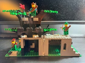 LEGO 6066 Castle Forestmen CAMOUFLAGED OUTPOST Near Complete With Manual *READ*