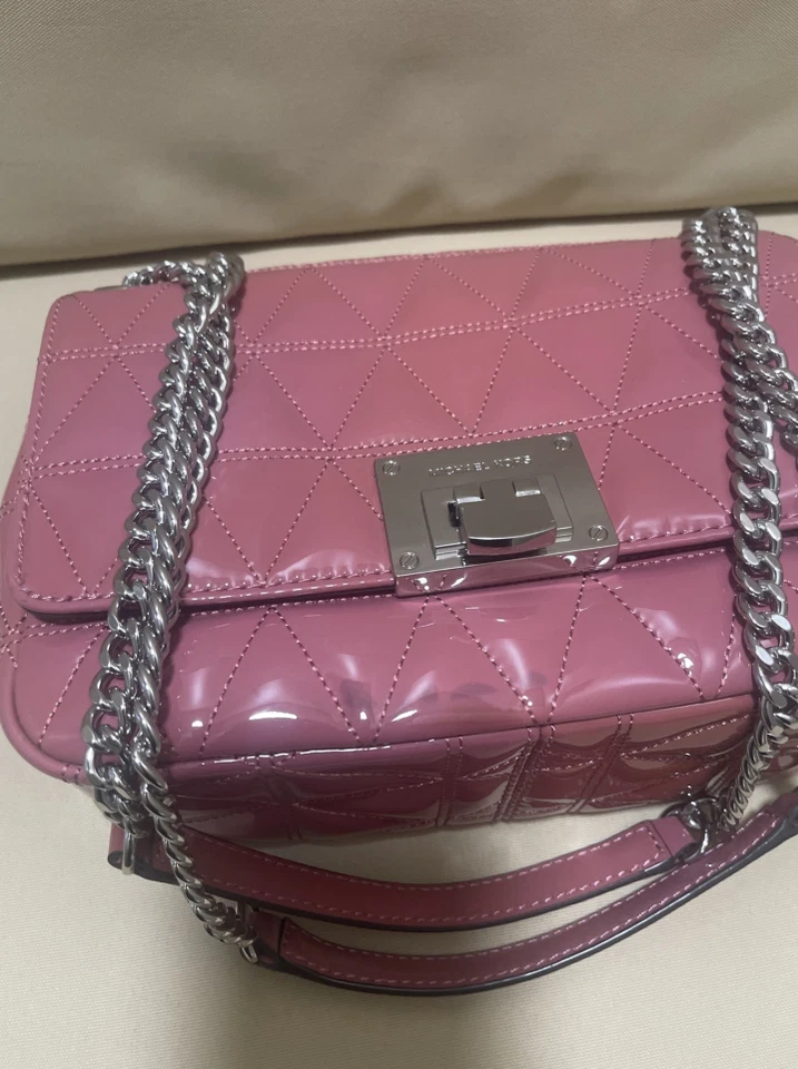 Bolsa de couro envernizado rosa aba de ombro média Michael Kors Vivianne - Imagem 4 de 4