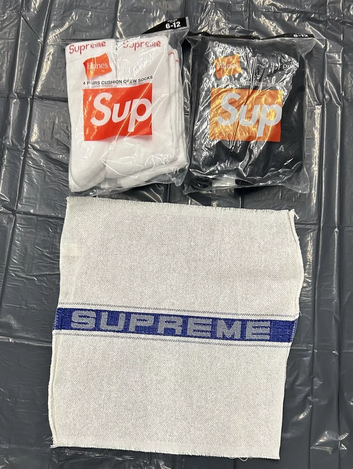 Chaussettes Supreme Hanes blanches noires serviette de magasin bleu
