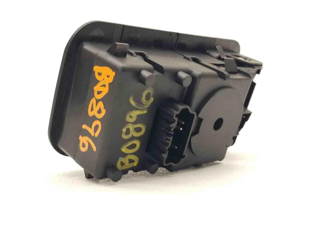 20042007 Chrysler Town and Country Headlight Switch USED OEM eBay