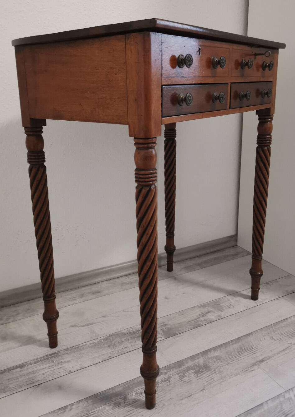 Antigua pequeña secretaria inglesa mujer escritorio mesa de trabajo