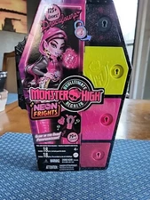 🦇Monster High Skulltimate Secrets: Neon Frights Draculaura Fashion Doll (K)