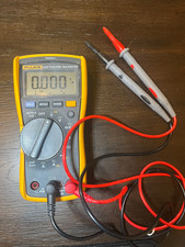 Fluke 117 Digital Multimeter with Intergrated Voltage Detection
