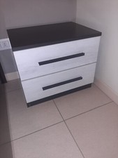 mobile a 6 ante con doppio vetro e cassettiera interna e due comodini 