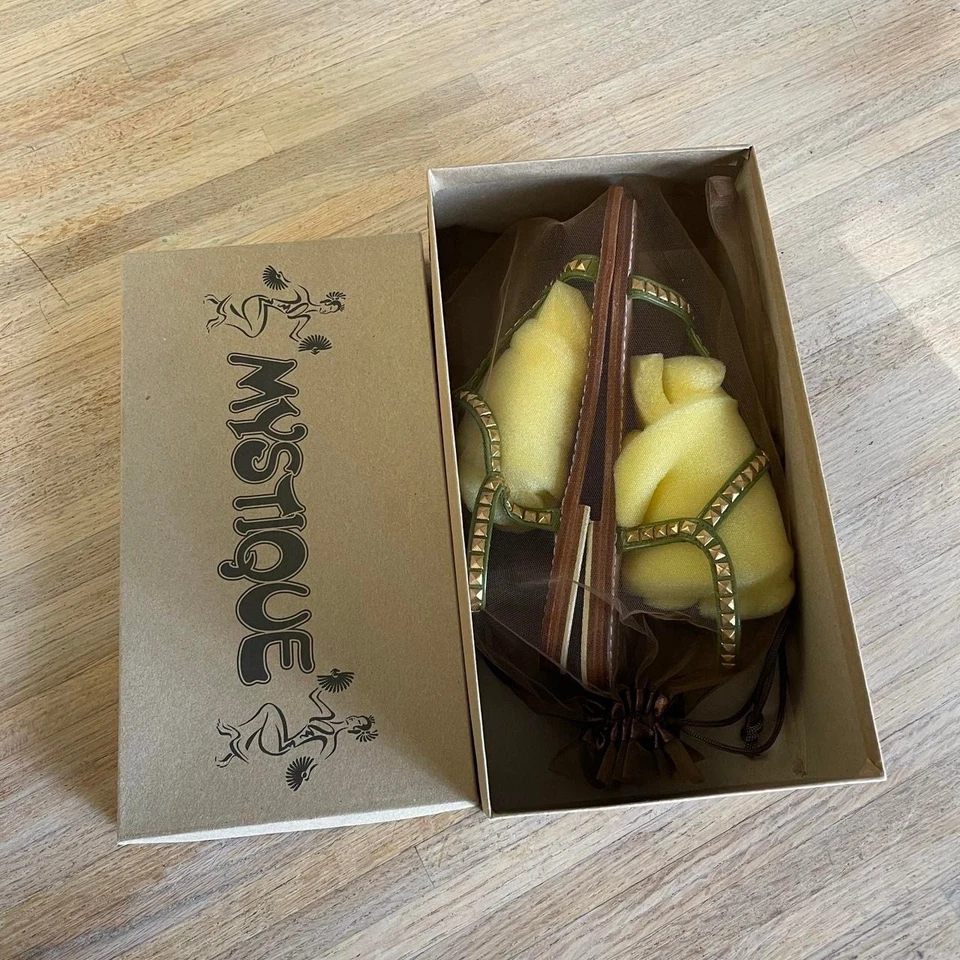 Nuevo en Caja Sandalia Mystique Tanga Cuero Tachonado Verde Oliva Dorado Correa al Tobillo Talla 7 Foto 2 de 4