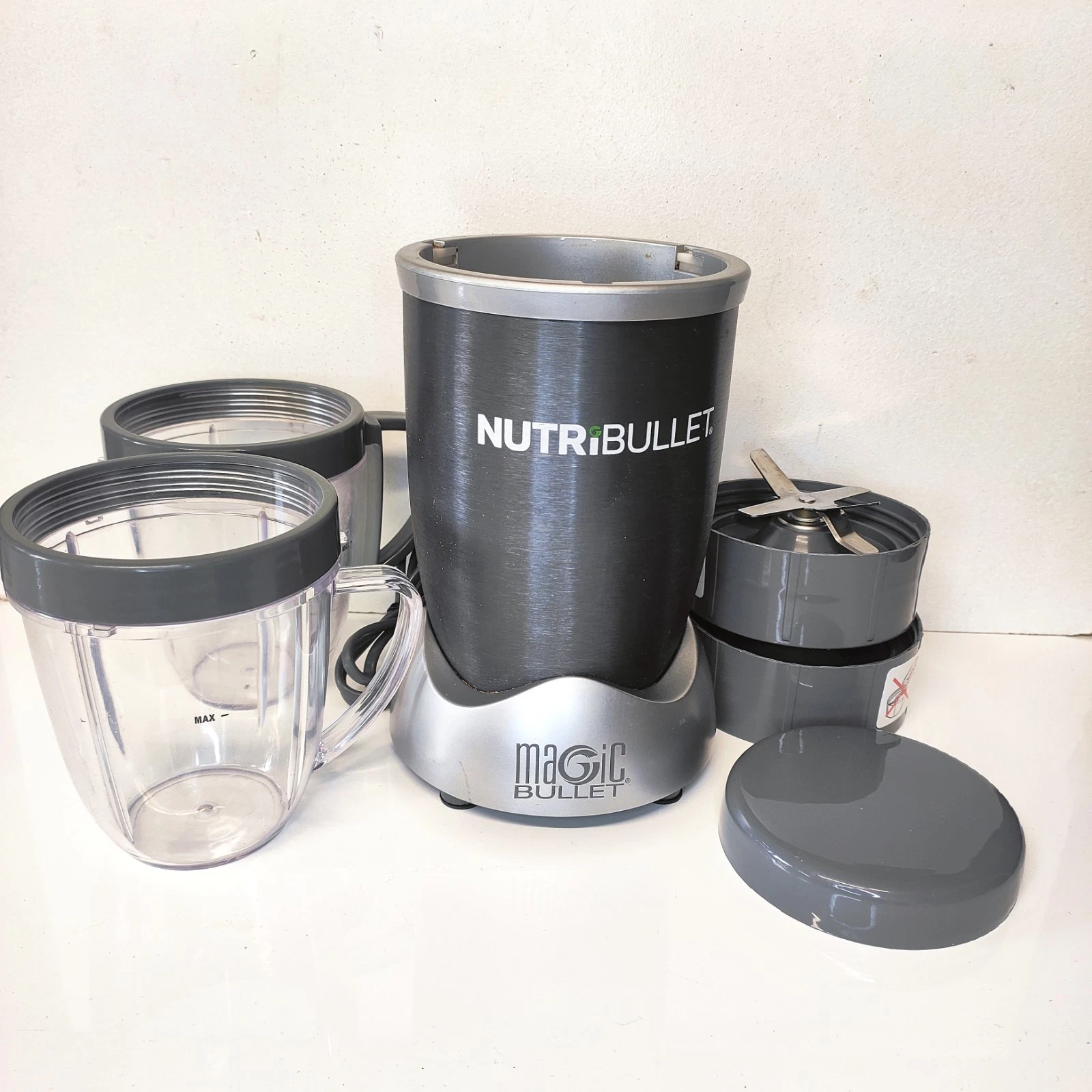 Nutribullet Magic Bullet Blender NB-101S Complete Set Smoothie Maker Grey Tested
Opens in a new wind