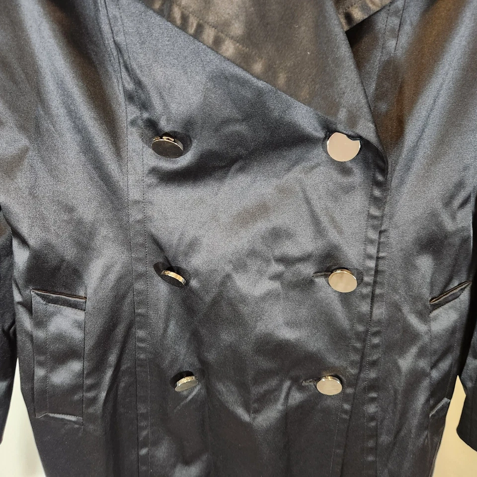 Gabardina Elie Tahari negra con cinturón doble bolsillo en el pecho talla 10 longitud media Foto 3 de 4