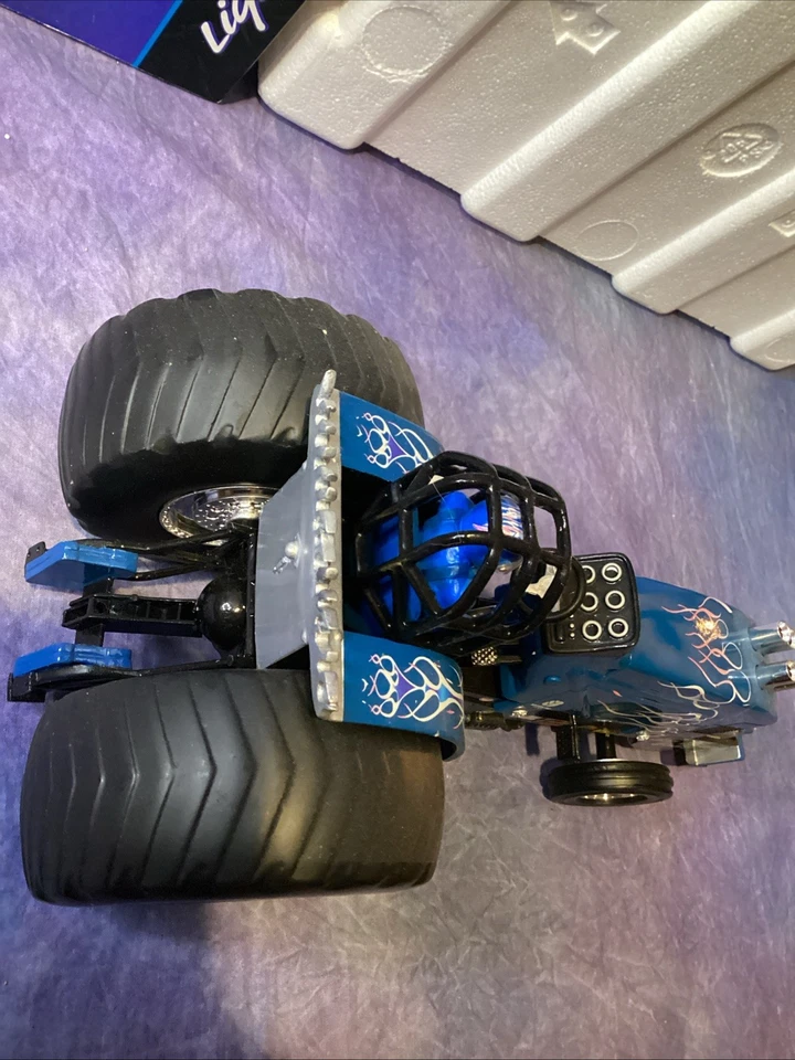 All Original Packaging! Beautiful 1/16 New Holland 8260 The Bomb Pulling Tractor - Image 4 of 4