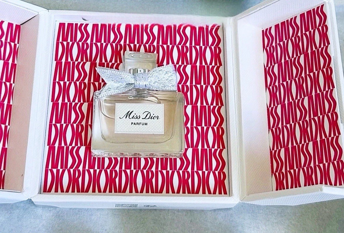 Miss Dior Parfum ギフトボックス付き Dior Miss Dior Parfum 5ml Gift Box + Dior Forever Foundation