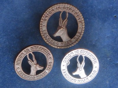 COMMONWEALTH, SÜDAFRIKA, Konvolut 3 Halsbänder Abzeichen, verschiedene Epochen, Springbock