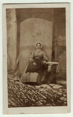 altes cdv foto 1865 frau posiert auf der straße gepflastert primitiv foto