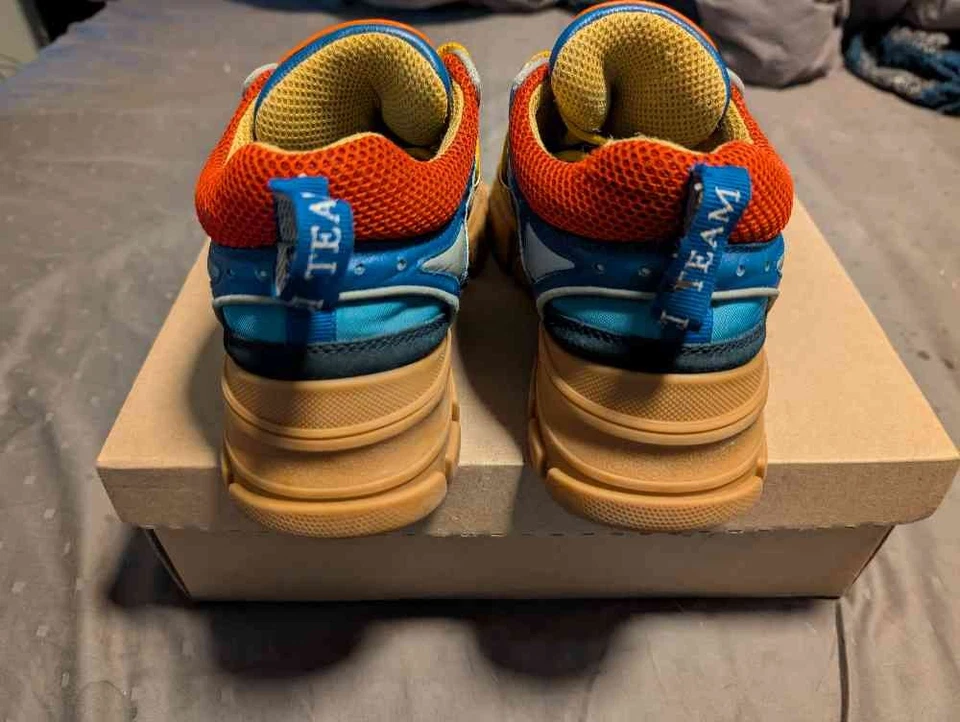 Tenis Gucci Flashtrek SEGA azul gamuza goma para hombre Foto 2 de 4