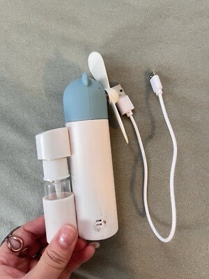 Handgehaltener elektrischer Ventilator mit Sprühfunktion