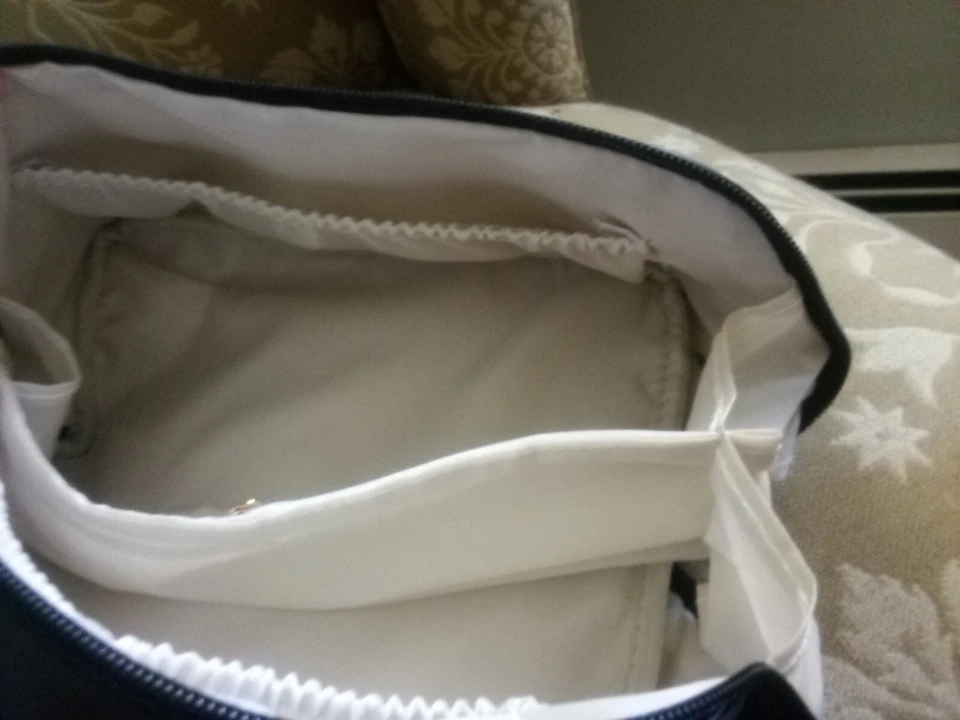 Bolso de maquillaje de cuero negro Rose of No Man's Land Foto 4 de 4