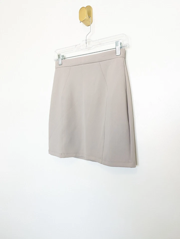 Falda Aritzia Talula Mujer Pequeña Gris Mini Elastizada Nylon Informal Activa Neutra  Foto 2 de 4