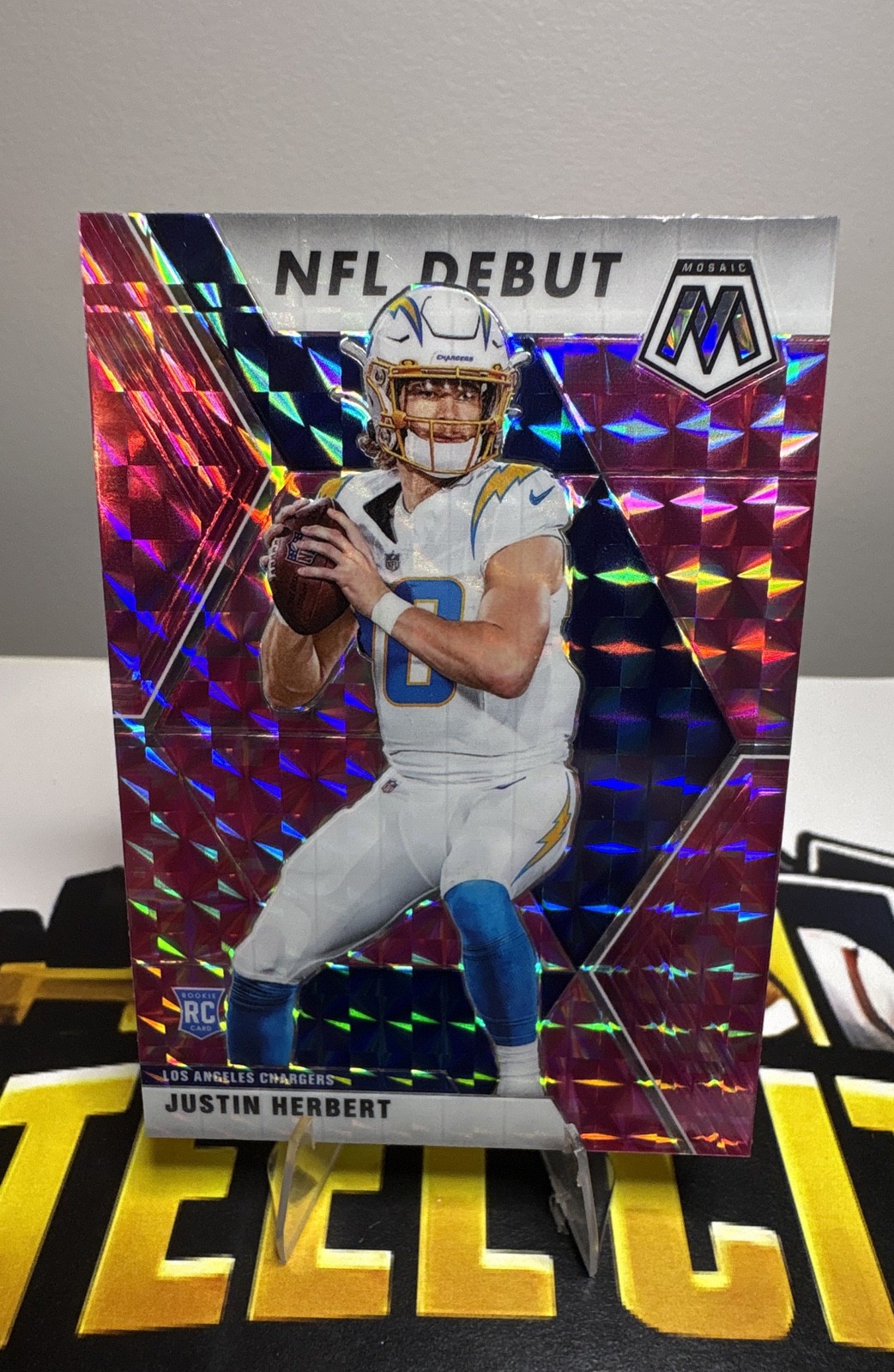 2020 Panini Mosaic - NFL Debut Justin Herbert #263 Camo Pink Mosaic Prizm (RC)