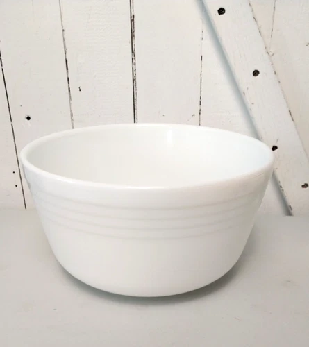 Vintage White Milk Glass Pyrex HAMILTON BEACH Large Mixing Bowl 8.75" Diameter