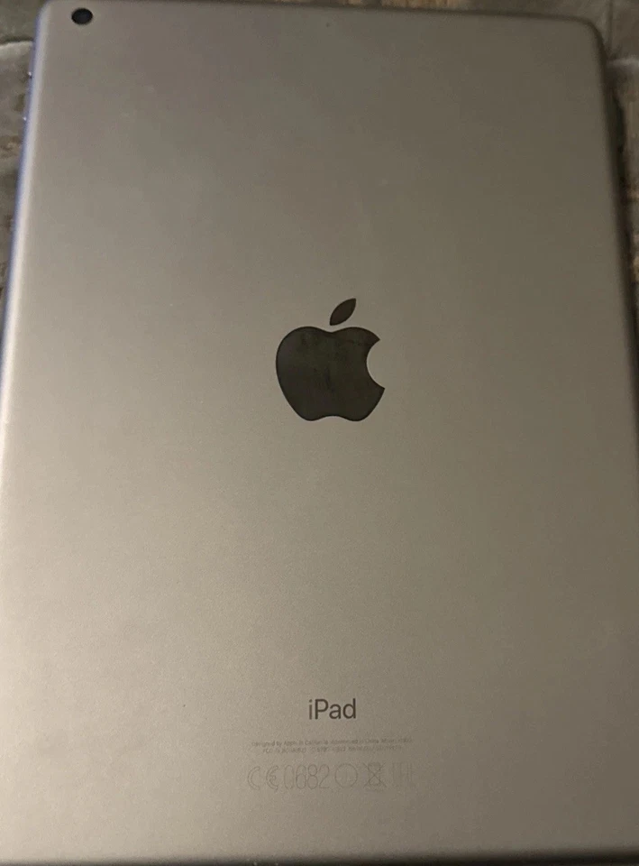 Apple iPad 5th Gen space grey 32GB 9.7" iPadOS Tablet - Image 2 of 4