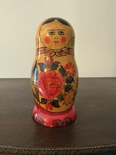 Vtg Wooden Matryoshka Doll/Russian Nesting Doll Hand Painted (6) Dolls