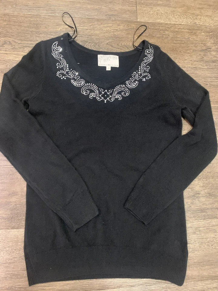 Suéter Debbie Morgan para mujer talla pequeña negro cuello en V estrás Foto 4 de 4