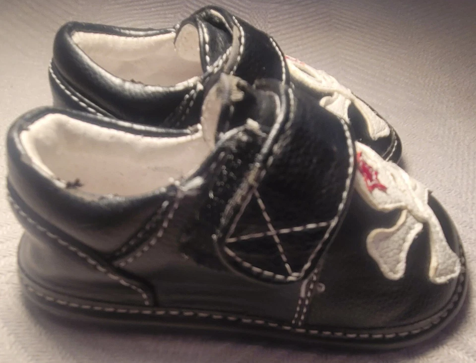 Zapatos de bebé "Jack And Lily" calavera 12-18 meses... negro/blanco con estrella roja. Foto 4 de 4