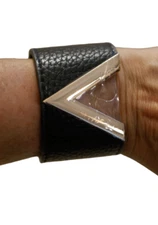 NEW WOMEN'S BLACK LEATHER WRIST WRAP YELLOW GOLD V HARDWARE ACCENT SNAP BRACELET