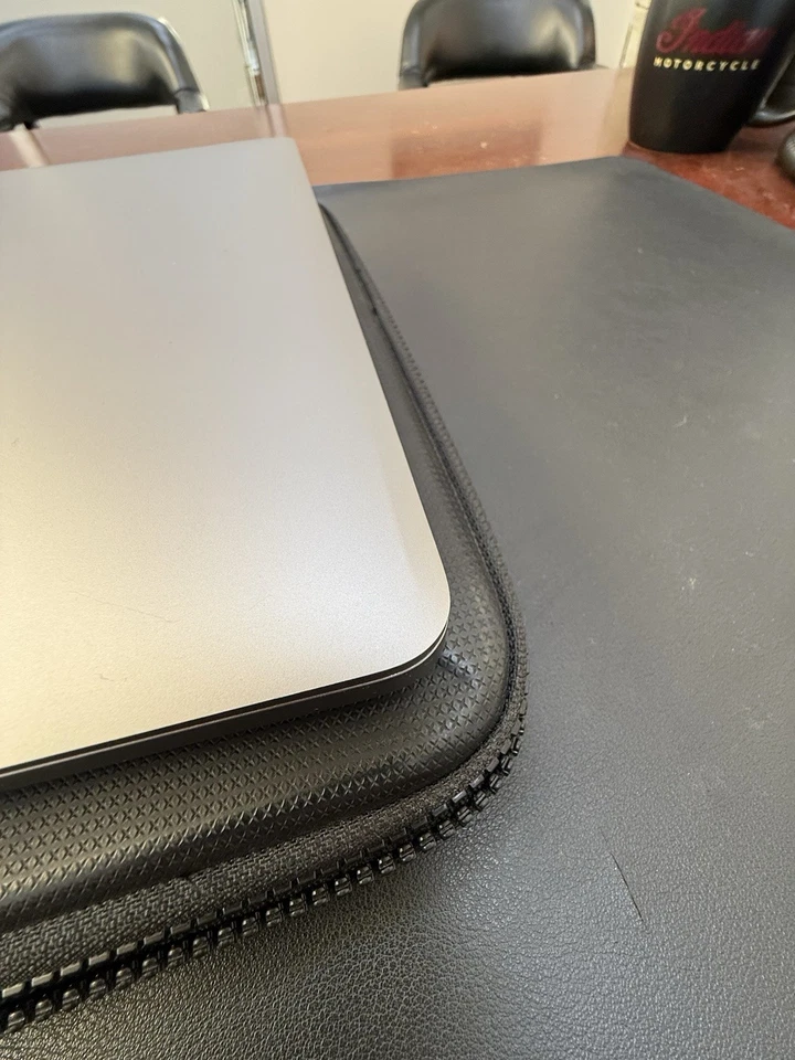 MacBook Pro 2019 16 pulgadas 2,6 GHz 6 núcleos Intel I7, 16 GB de RAM, 500 GB SSD UHD 630 Foto 4 de 4