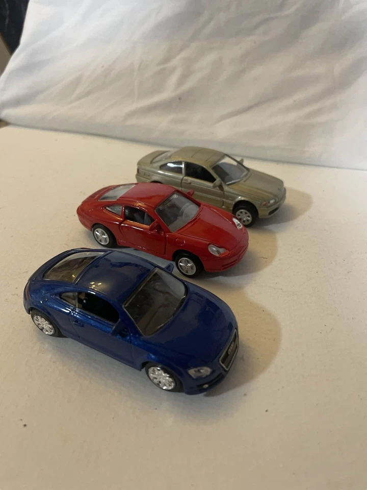 Juego de 3 coches modelo diecast azul Audi rojo Ferrari dorado juguete a escala BMW. 1/43 Foto 3 de 4