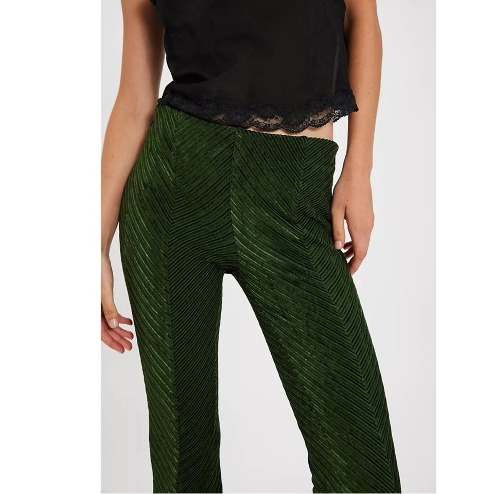 Free People Retro Años 70 Penny Pull-On Terciopelo Acampanado Pantalones Noche Bosque Verde Grande Foto 3 de 4