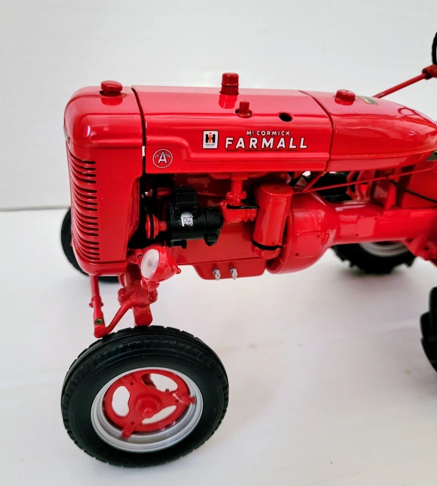 Franklin Mint Precision Models 1946 Farmall A Farm Tractor 1:12 *Missing Muffler - Image 2 of 4