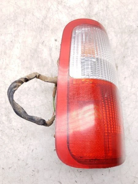 93-98 MONTAJE LUZ TRASERA IZQUIERDA LADO CONDUCTOR TOYOTA T100  Foto 2 de 4