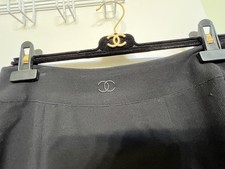 CHANEl 98P RUNWAY CC LOGO CLASSIC ELEGANT TIMELESS BLACK WOOL SKIRT 40