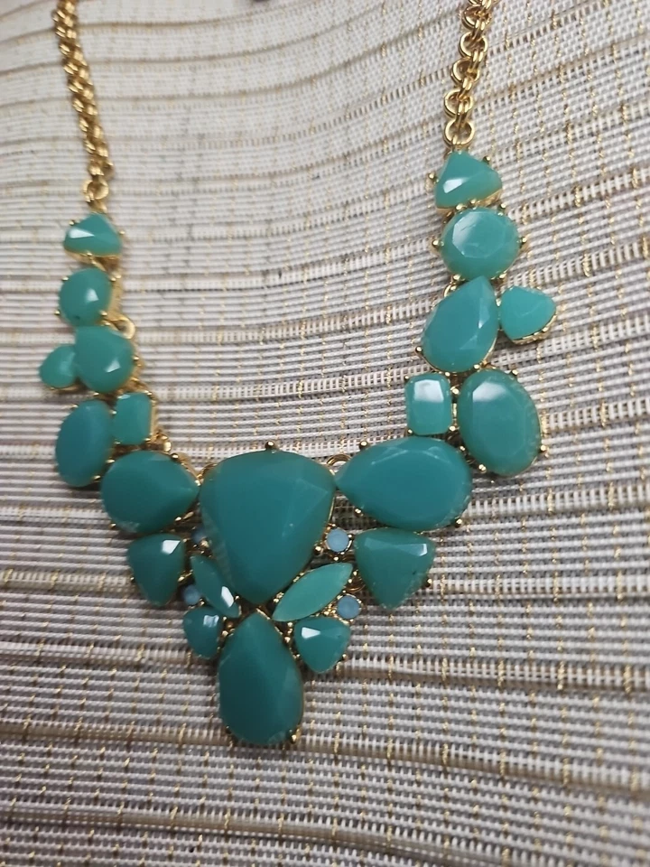 Collar Babero Kate Spade Color Placa Dorada Pop Verde Aqua/Azul Dorado Foto 4 de 4