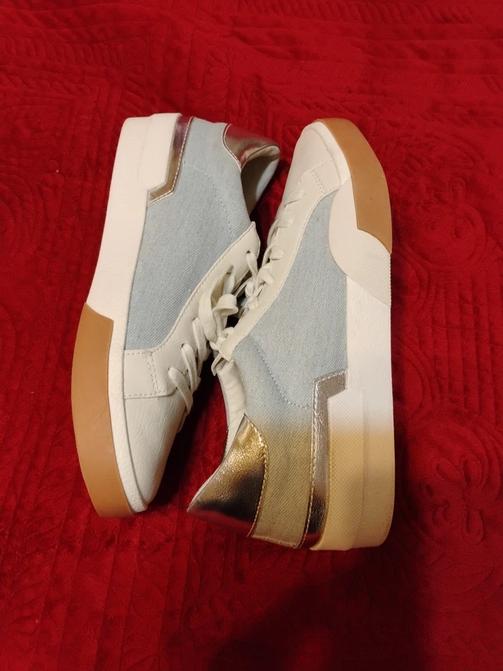 Zapatillas Dolce Vita Harryson blancas, plateadas y denim para mujer talla 9 usadas en excelente estado Foto 4 de 4