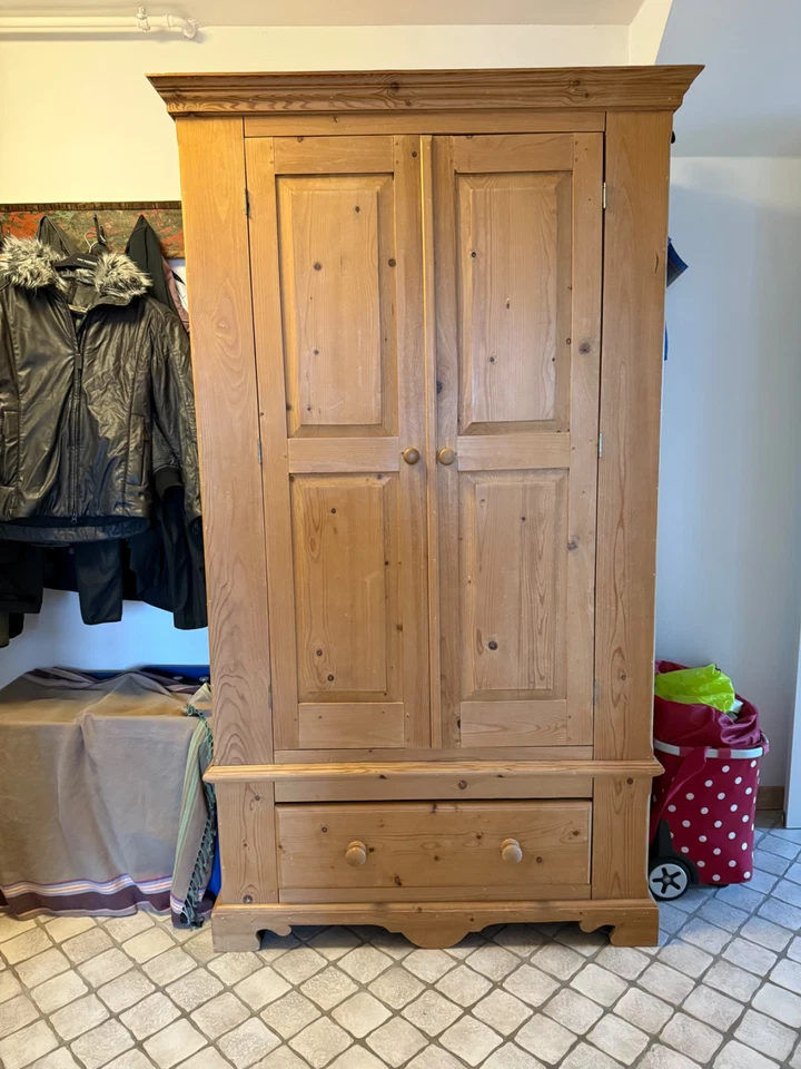 Solider Holz Kleiderschrank